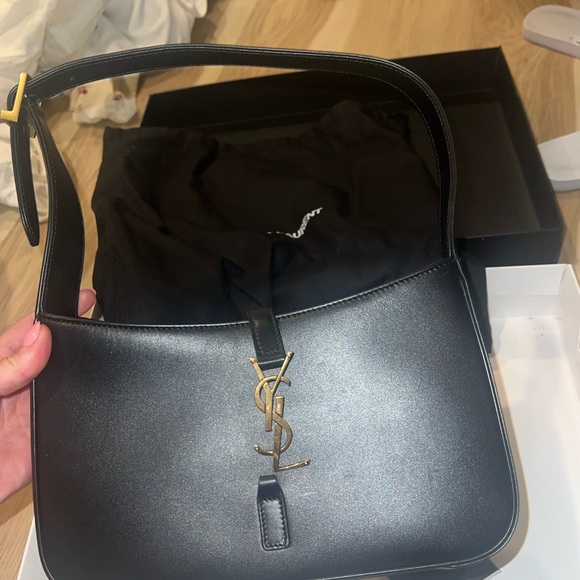 Saint Laurent
Le 5 À 7 Hobo - Picture 4 of 9